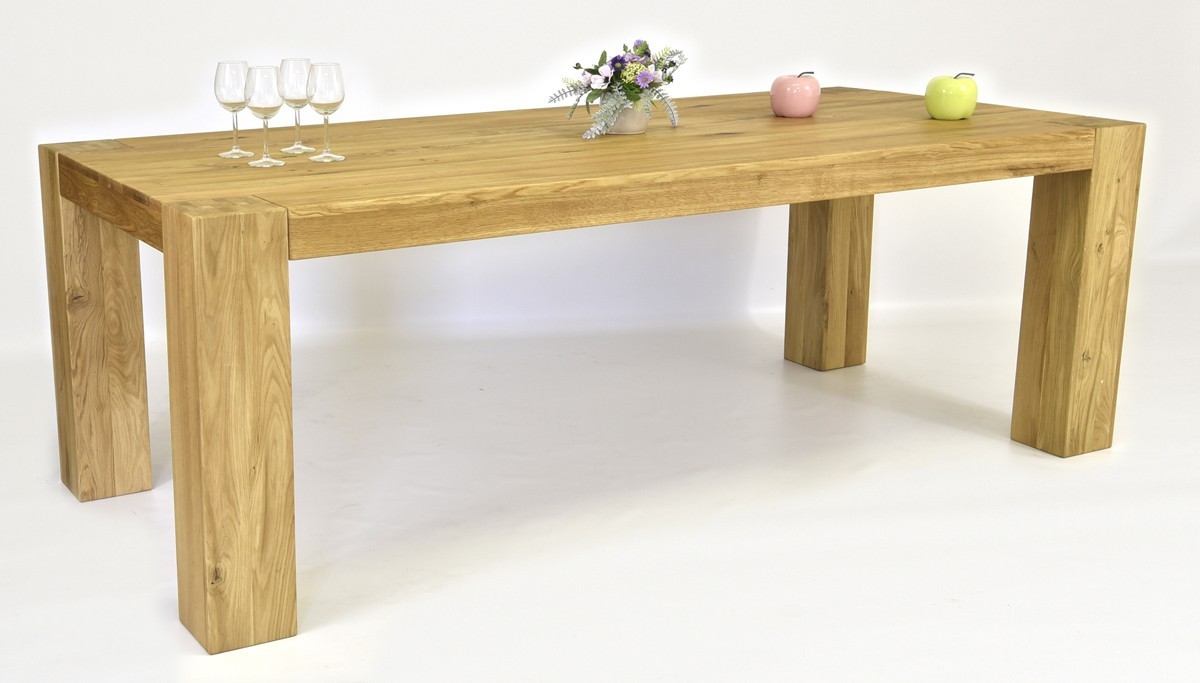 Pevný drevený stôl z masívu 
