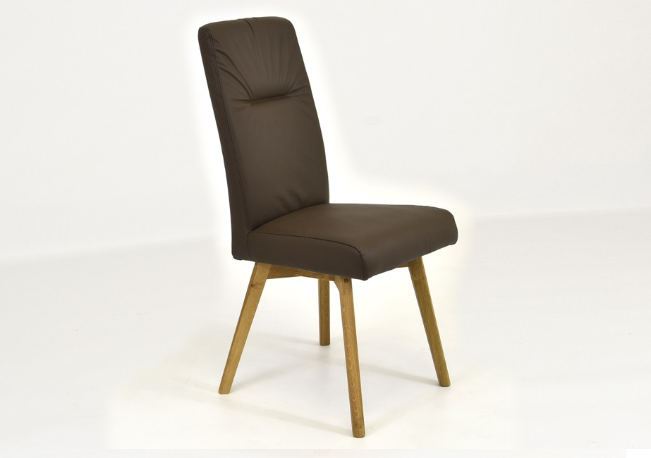 hnedá kožená stolička do jedálne 