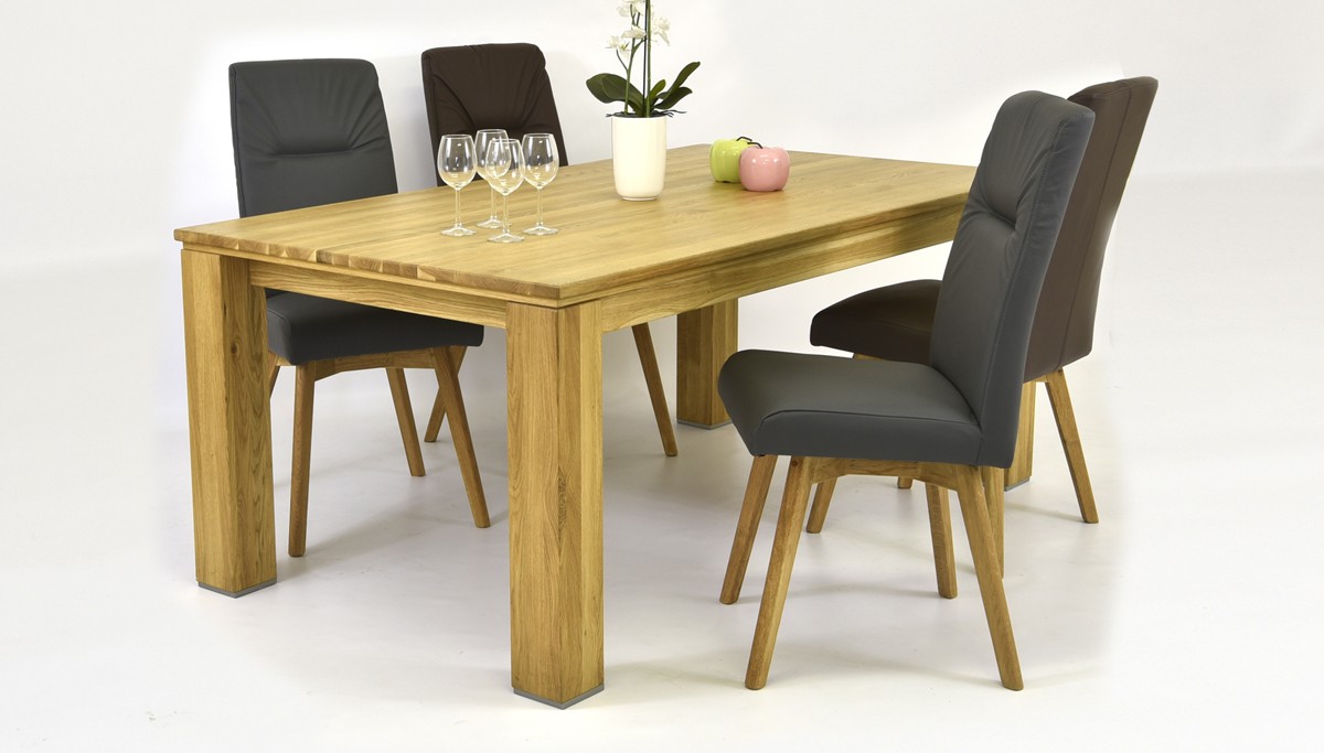 kožené stoličky a dubový stôl do jedálne
