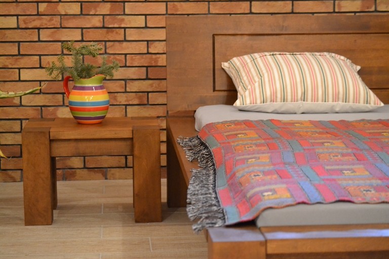 Pevná drevená posteľ z masívu 