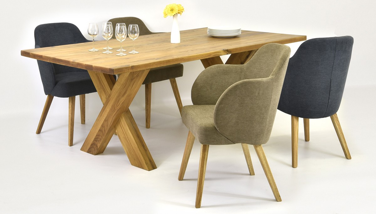 Stôl do jedálne a pohodlné kreslá