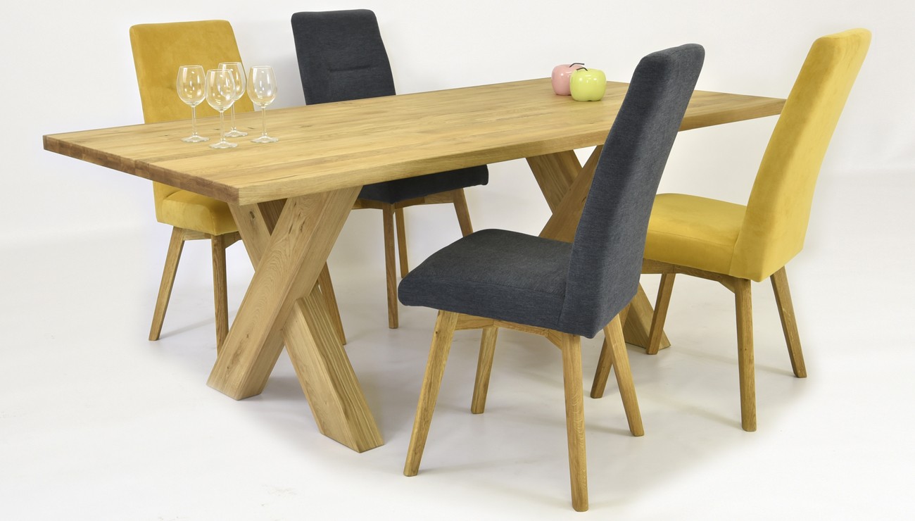 moderný stôl z dreva do jedálne