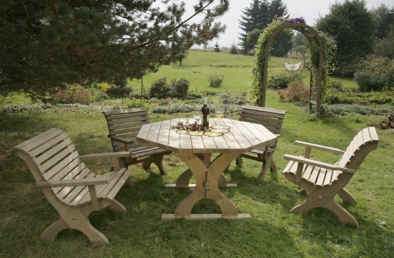 Osemuholníkový stôl do záhrady