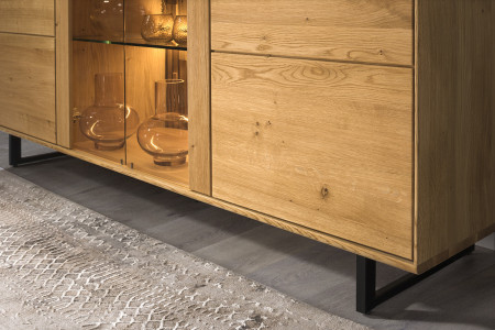 Dubový příborník na kovových nohách