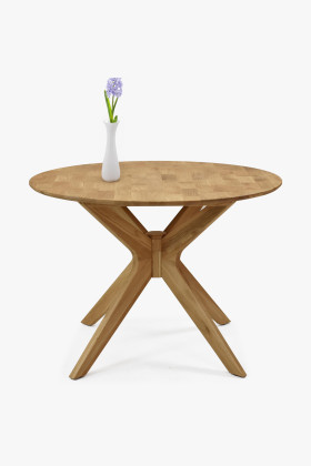 Kulatý drevený stôl s prekríženými nohami