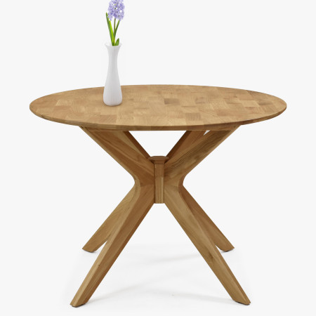 Kulatý dřevěný stůl s překříženýma nohama