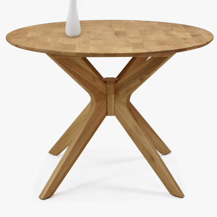 Kulatý dřevěný stůl s překříženýma nohama