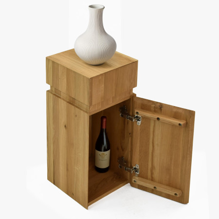 Příruční stolek z dvířky dřevěný