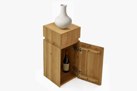 Příruční stolek z dvířky dřevěný