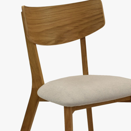 Dubová židle s světlým čalouněním