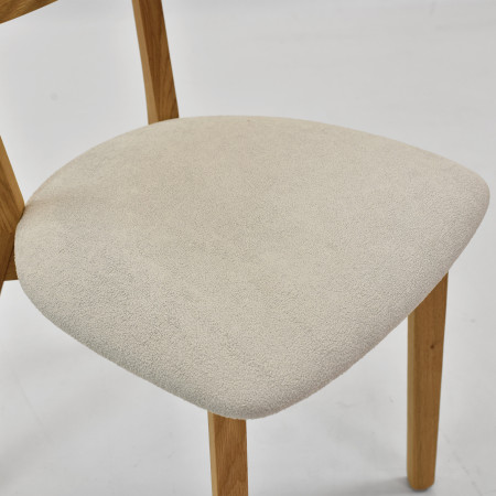 Dubová židle s světlým čalouněním