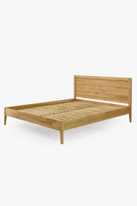 Manželská postel na nohou z dubu model Praha 2