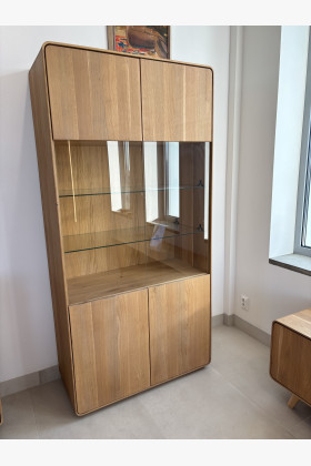 Dubová vitrina do obývacího pokoje