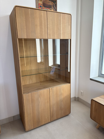 Dubová vitrina do obývacího pokoje