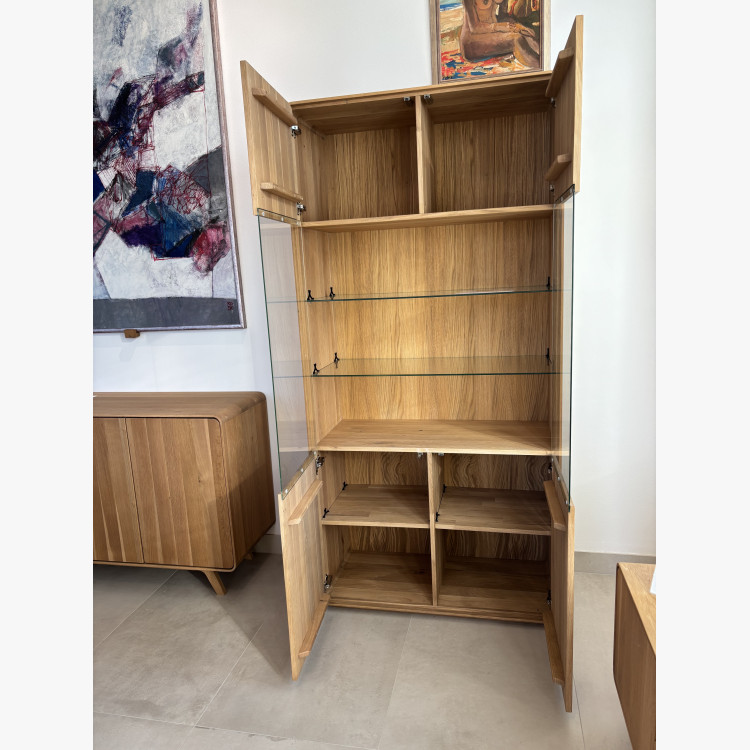 Dubová vitrina do obývacího pokoje