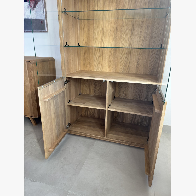 Dubová vitrina do obývacího pokoje