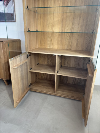 Dubová vitrina do obývacího pokoje