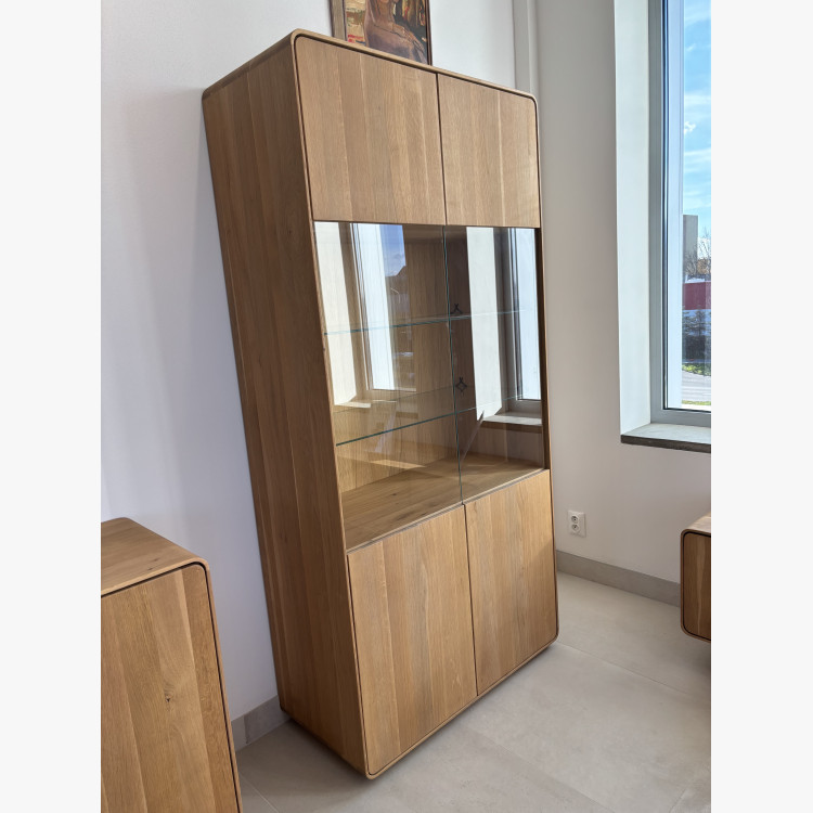 Dubová vitrina do obývacího pokoje