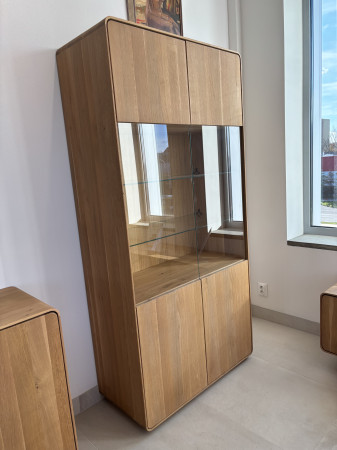 Dubová vitrina do obývacího pokoje