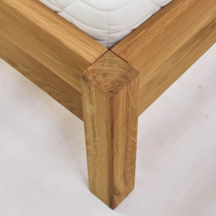 Dubová postel z masivu 180 x 200 cm