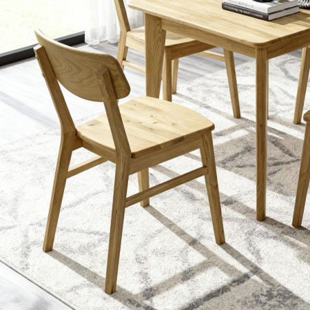 Drevená stolička z dubového dreva