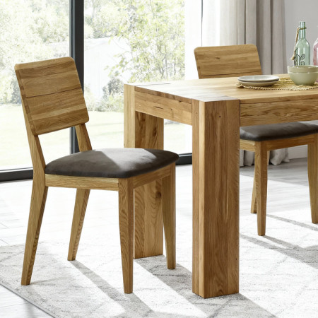 Masívny dubový jedálenský stôl 180×100 cm so 4 čalúnenými stoličkami