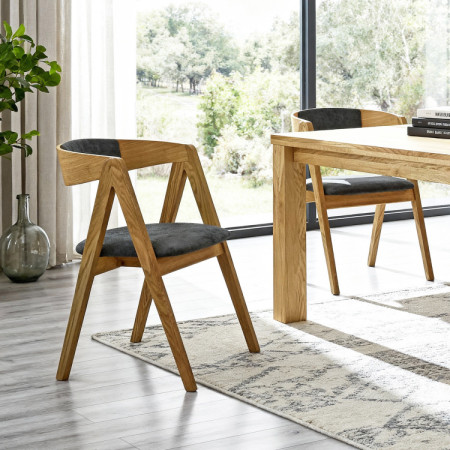 Dubová jedálenská zostava stôl a 4 čalúnené kresielka Maja grafitová