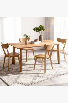 Drevený stôl a drevené stoličky zostava