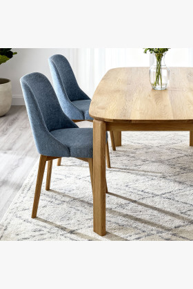 Elegantné jedálenské stoličky v modrej látke a dubových nohách 2