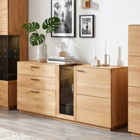 Dubová komoda 191 cm široká so sklom a dvierkami