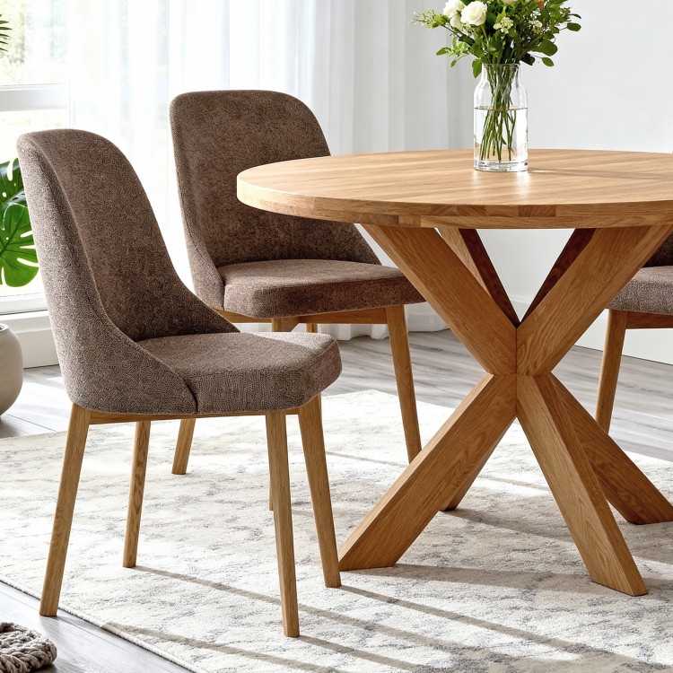Elegantné jedálne stoličky v sivej hnedej látke a dubové nohy
