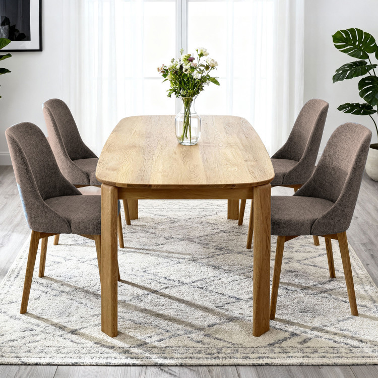 Elegantné jedálne stoličky v sivej hnedej látke a dubové nohy
