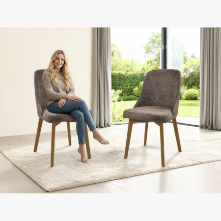 Elegantné jedálne stoličky v sivej hnedej látke a dubové nohy