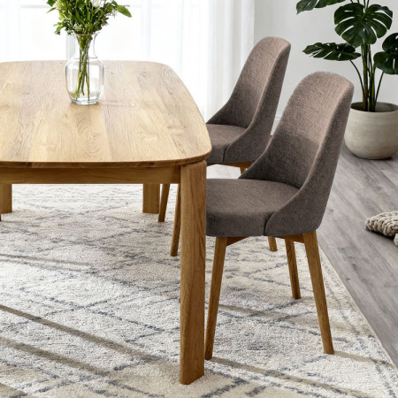 Elegantné jedálne stoličky v sivej hnedej látke a dubové nohy
