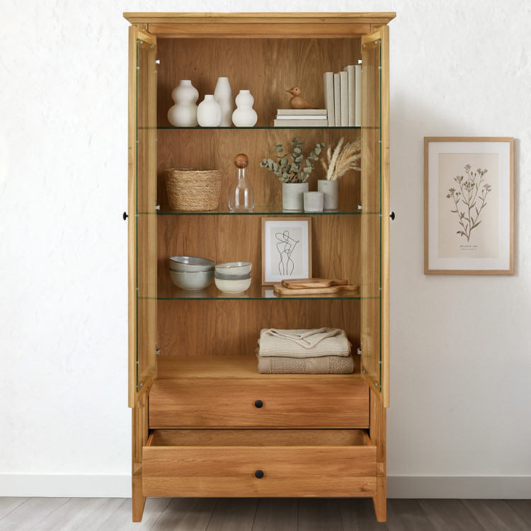 Dubová vitrína s šuplíkmi v rustikálnom štýle