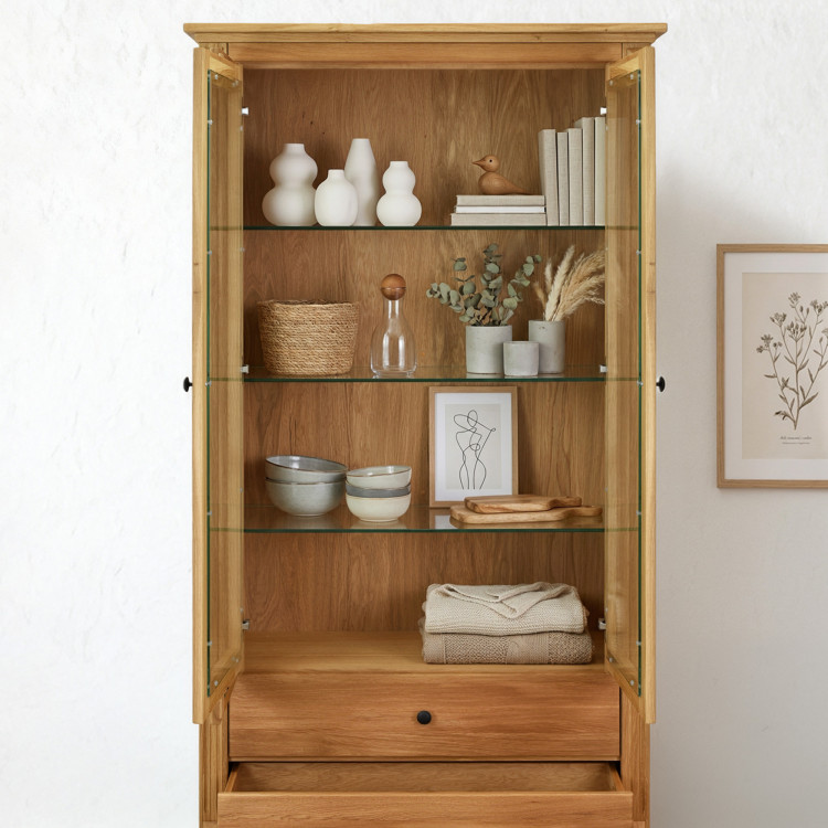 Dubová vitrína s šuplíkmi v rustikálnom štýle