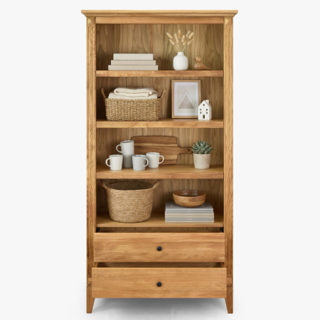 Dubový regál v rustikálnom severnom štýle