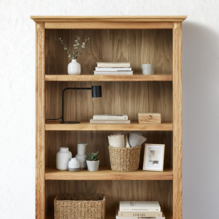 Dubový regál v rustikálnom severnom štýle