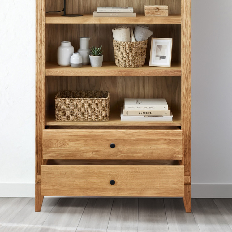 Dubový regál v rustikálnom severnom štýle