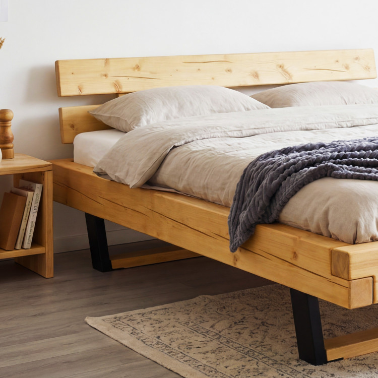 Posteľ z masívu na nožičkách, Laura smrek 180 x 200 cm