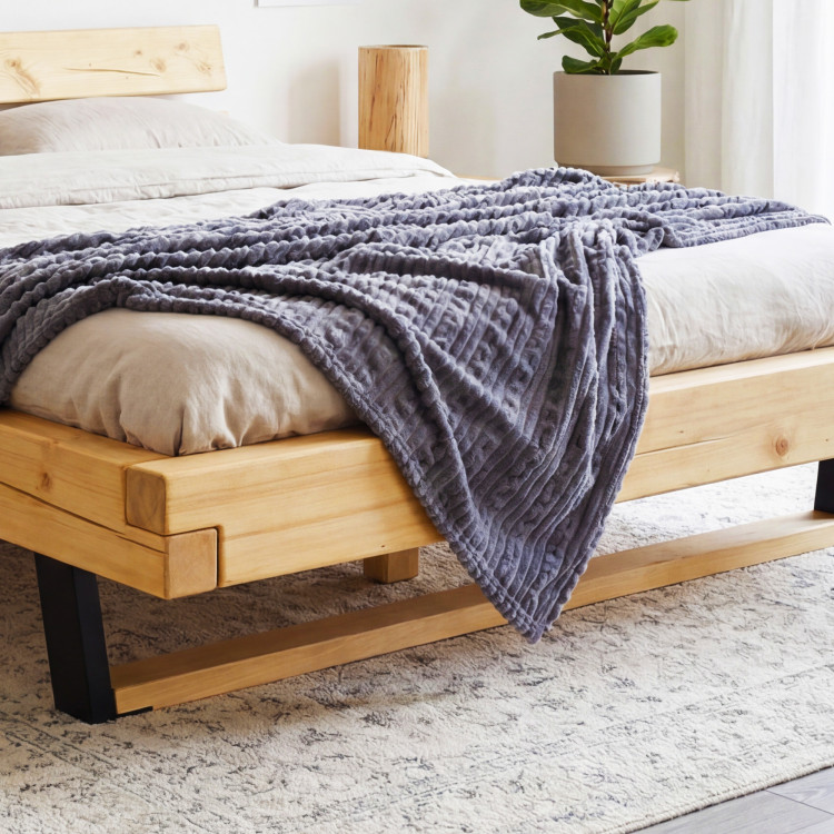 Posteľ z masívu na nohách, Laura smrek 160 x 200 cm