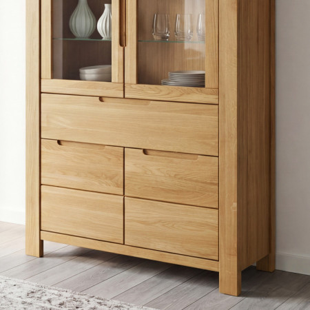 Dubová vitrína so sklennými dvierkami a pevnými