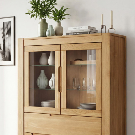 Dubová vitrína so sklennými dvierkami a pevnými