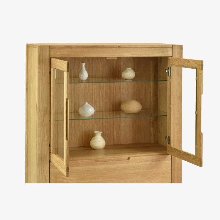 Dubová vitrína so sklennými dvierkami a pevnými