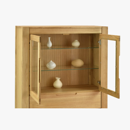 Dubová vitrína so sklennými dvierkami a pevnými