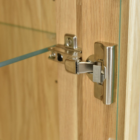 Dubová vitrína so sklennými dvierkami a pevnými