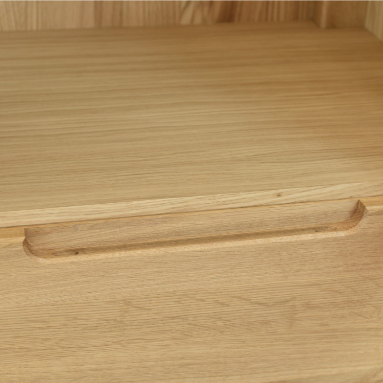 Dubová vitrína so sklennými dvierkami a pevnými