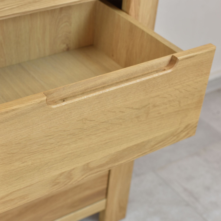 Dubová vitrína so sklennými dvierkami a pevnými