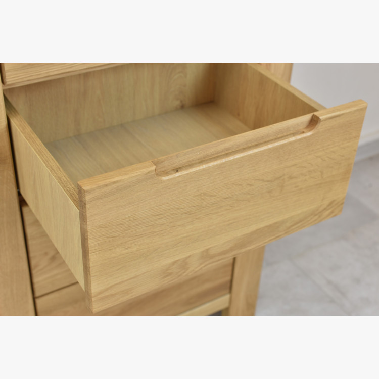 Dubová vitrína so sklennými dvierkami a pevnými