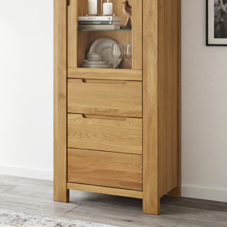 Dubová vitrína so sklenenými dvierkami